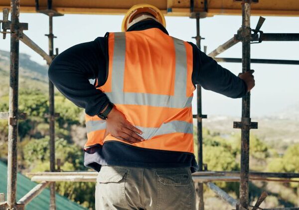 Praca fizyczna a ból pleców – jak zmniejszyć ryzyko przeciążeń?