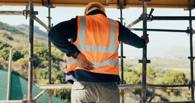 Praca fizyczna a ból pleców – jak zmniejszyć ryzyko przeciążeń