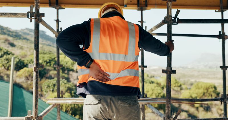 Praca fizyczna a ból pleców – jak zmniejszyć ryzyko przeciążeń